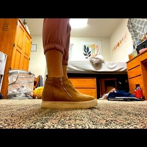 Slight heel. Light brown booties. White platform